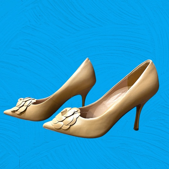 Linda Paolo tan heels with floral leather appliqué - Picture 3 of 9